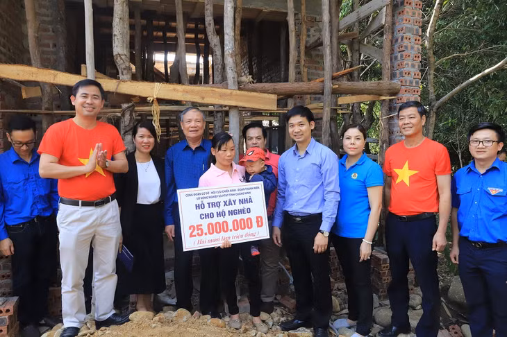 Hỗ trợ 25 triệu xây dựng nhà tình nghĩa cho hộ gia đình chị La Thị Phương, thôn Co Nhan I, xã Tình Húc.