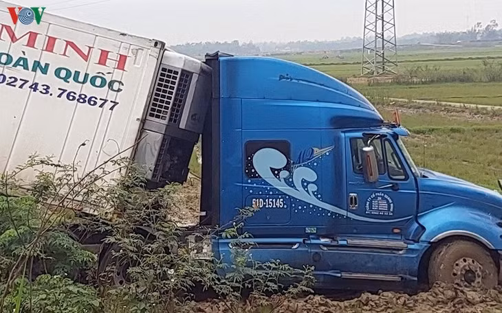 Xe container lao xuống ruộng sau vụ tai nạn.