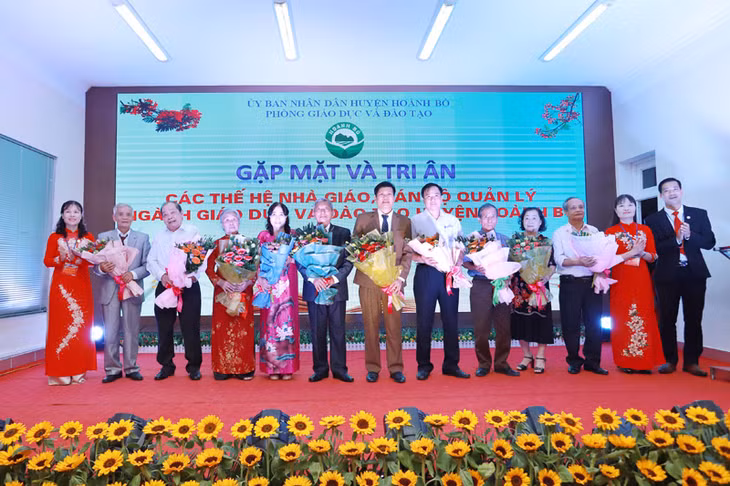 Lãnh đạo Phòng GD&ĐT huyện tặng hoa các nhà giáo nguyên lãnh đạo ngành từ khi thành lập cho đến nay.