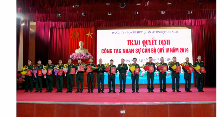 Lãnh đạo Bộ CHQS tỉnh trao quyết định bổ nhiệm cán bộ giữ chức danh lãnh đạo, chỉ huy các cơ quan, đơn vị thuộc Bộ CHQS tỉnh.