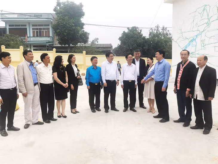Đồng chí Phó Bí thư Thường trực Tỉnh ủy kiểm tra tại trường Mầm non Thị trấn Bình Liêu.