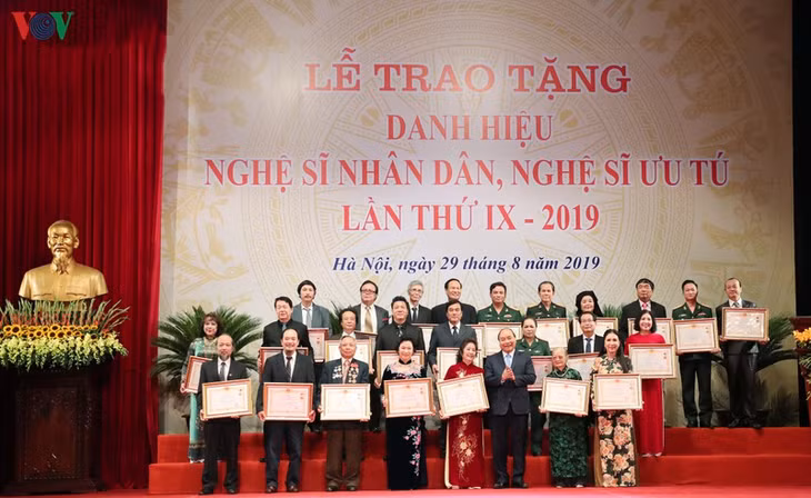 Các nghệ sĩ vinh dự được Thủ tưởng Nguyễn Xuân Phúc trao tặng danh hiệu trong đợt xét tặng danh hiệu "Nghệ sĩ nhân dân", "Nghệ sĩ ưu tú" lần thứ 9.
