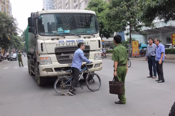 Thực nghiệm hiện trường vụ tai nạn (Ảnh : CTV).