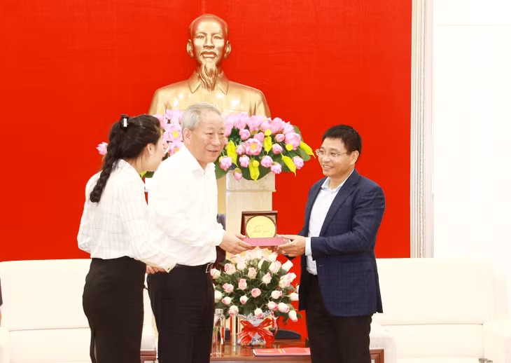 Chủ tịch UBND tỉnh Nguyễn Văn Thắng tặng quà lưu niệm cho nhà đầu tư.