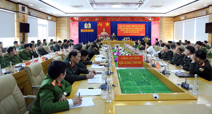 Quang cảnh buổi làm việc