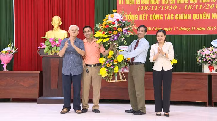 Đồng chí Đỗ Thị Lan, Ủy viên BTV Tỉnh ủy, Trưởng đoàn Đại biểu Quốc hội tỉnh tặng hoa chúc mừng nhân dân khu phố 9A