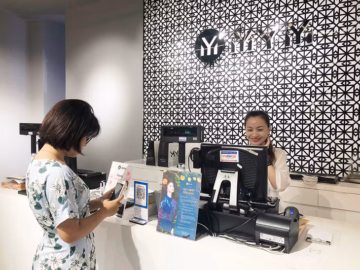 Người dân thanh toán bằng mã QR (QR Pay) trên ứng dụng mobile banking.