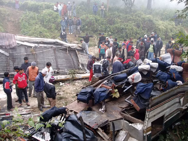 Tai nạn xe bus ở Nepal. Ảnh: Reuters