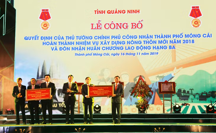 UBND tỉnh khen thưởng cho thành phố Móng Cái và UBND xã Hải Tiến vì đã có thành tích xuất sắc trong thực hiện chương trình xây dựng nông thôn mới.