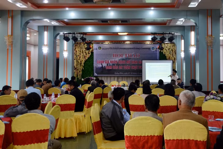 Các đại biểu chia sẻ kinh nghiệm triển khai mô hình tại hội thảo
