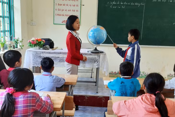Một tiết học Địa lý của cô Dương Thị Thanh Nhung tại Trường PTDT Bán trú và THCS Hà Lâu (huyện Tiên Yên)