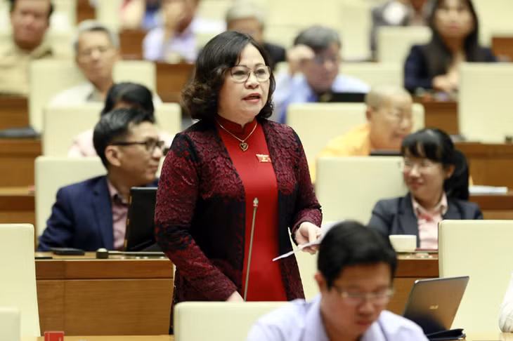 Đồng chí Ngô Thị Minh, Phó Chủ nhiệm Ủy ban Văn hóa, Giáo dục, Thanh niên, Thiếu niên và Nhi đồng của Quốc hội, ĐBQH tỉnh Quảng Ninh phát biểu tranh luận 
