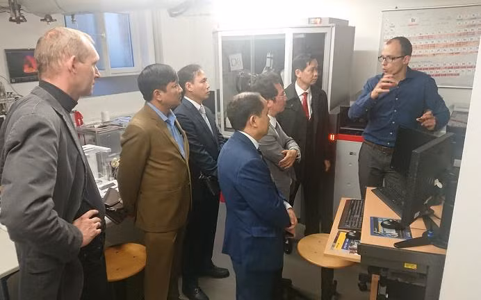 Đoàn công tác tham quan các phòng Lab hiện đại của IEC)