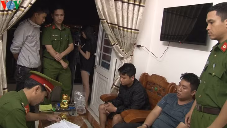 Lực lượng công an khám xét nơi ở của Sơn và Thắng.
