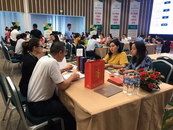 Doanh nghiệp sản xuất OCOP Quảng Ninh làm việc với đại diện nhà phân phối trong khuôn khổ các hoạt động của buổi triển lãm. 