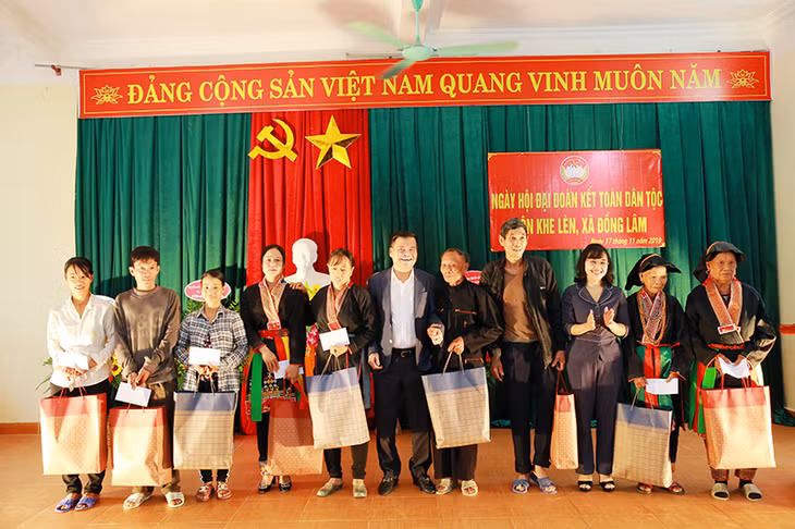 Các đồng chí lãnh đạo tỉnh tặng quà cho một số hộ gia đình tiêu biểu trong thôn Khe Lèn.