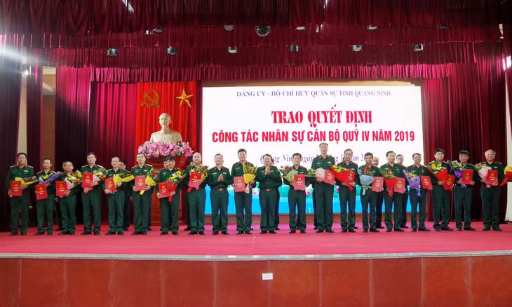 Đại tá Lê Đình Thương, Chỉ huy trưởng Bộ CHQS tỉnh và Đại tá Nguyễn Trung Trịnh, Chính ủy Bộ CHQS tỉnh, trao quyết định cho các đồng chí nghỉ hưu trước hạn tuổi; nghỉ công tác chờ hết tuổi phục vụ tại ngũ.