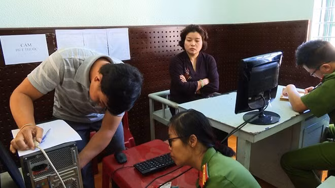 Cơ quan điều tra đang khám xét một công ty trong đường dây mua bán hóa đơn trái phép.