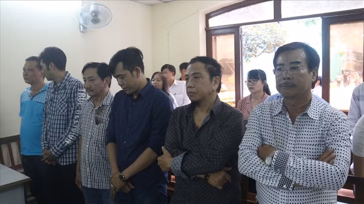 Bị cáo Hồng Tơ cùng các đồng phạm tại phiên xét xử ngày 28.11. Ảnh: Anh Tú. 