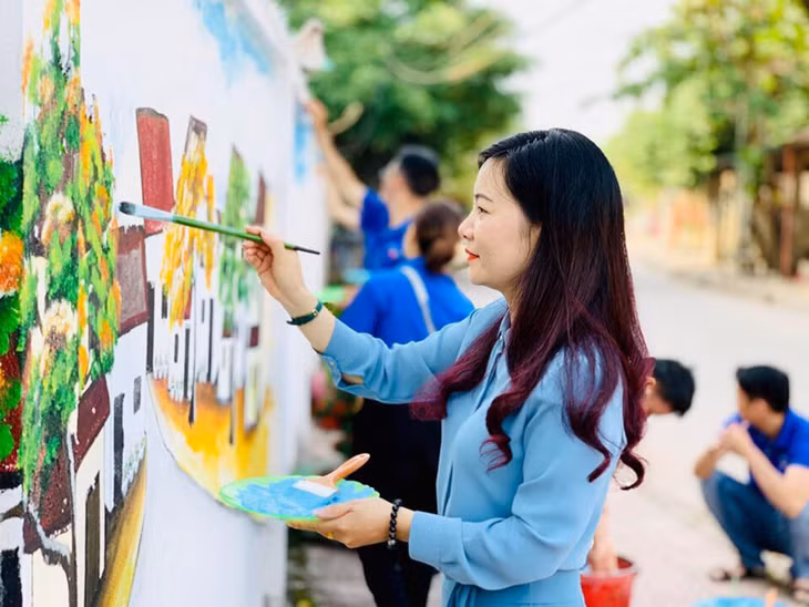 Bà Vi Thị Tứ, Bí thư Đảng ủy, Chủ tịch UBND xã Đông Hải, huyện Tiên Yên xã tranh tường.