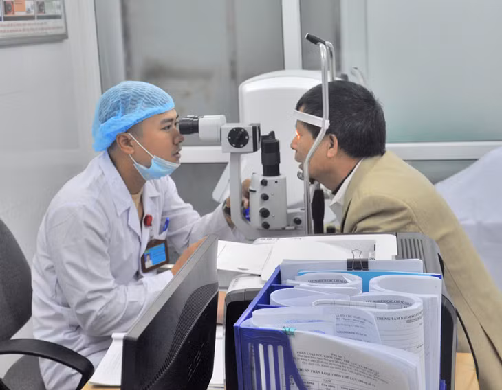 Trung tâm Phòng chống bệnh tật tỉnh khám mắt cho bệnh nhân.