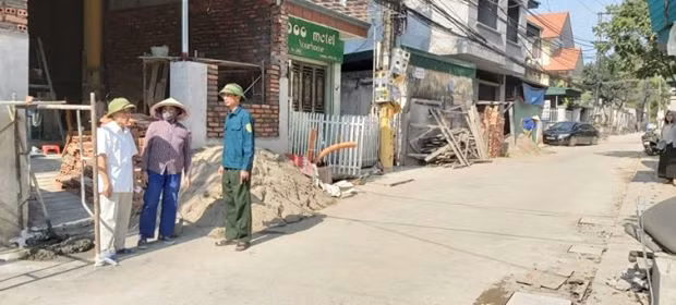 Ông Lưu Văn Bình, Bí thư, Khu trưởng khu 6, phường Bãi Cháy (áo trắng) tích cực vận động nhân dân hiến đất làm đường.