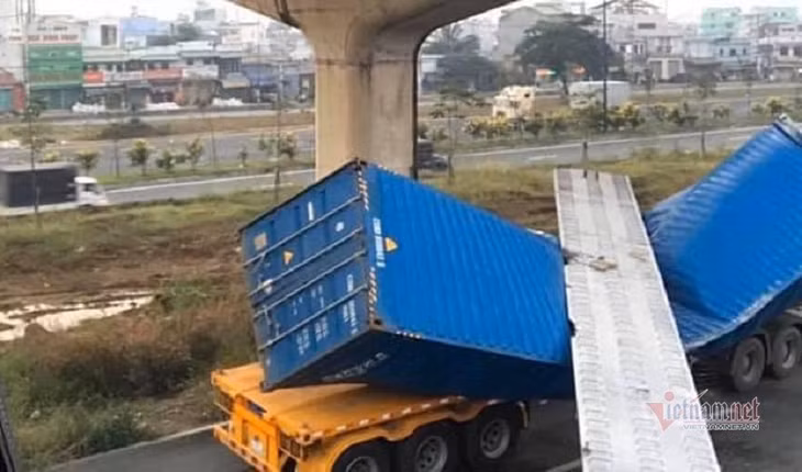 Hiện trường sự cố dầm cầu bộ hành đè bẹp thùng container ở cửa ngõ Sài Gòn.