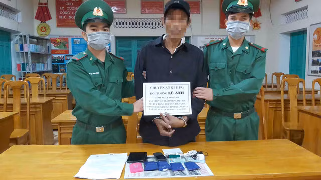 Đối tượng Lê Anh và tang vật.