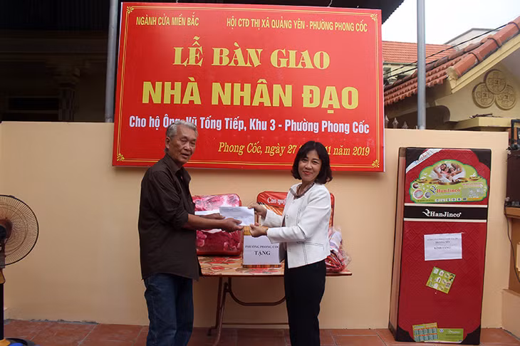 Nhân dịp này, ông Tiếp đã đón nhận nhiều phần quà ý nghĩa.
