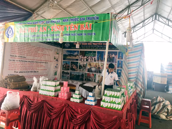 Hội chợ năm nay có sự tham gia của hơn 400 gian hàng của các doanh nghiệp Việt Nam và Trung Quốc.