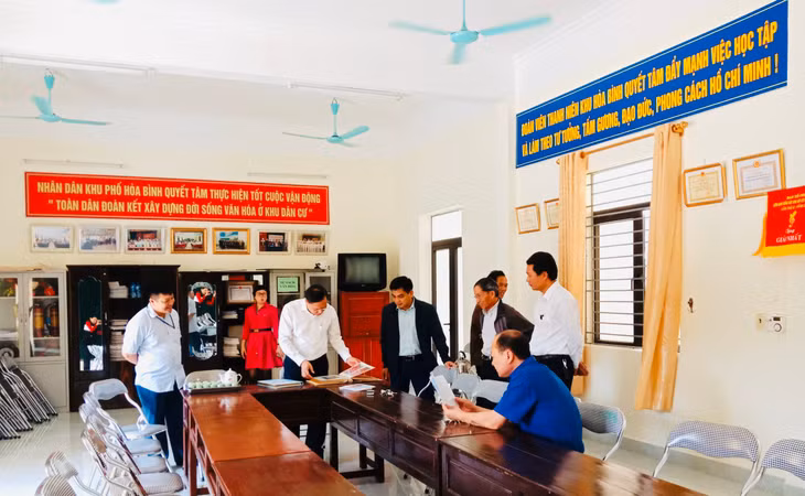 Đoàn Kiểm tra Phong trào TD ĐKXD ĐSVH tỉnh kiểm tra thực tế tại NVH khu phố Hòa Bình (Phường Hòa Lạc - Thành phố Móng Cái)