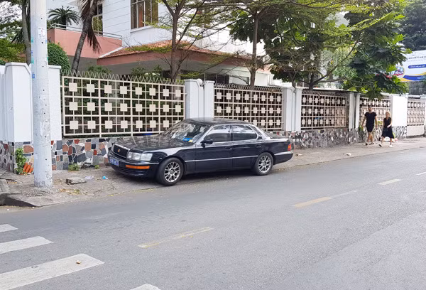 Chiếc ô tô biển xanh đậu ngay vỉa hè đường Tú Xương, quận 3, TP.HCM. (Ảnh: CN)