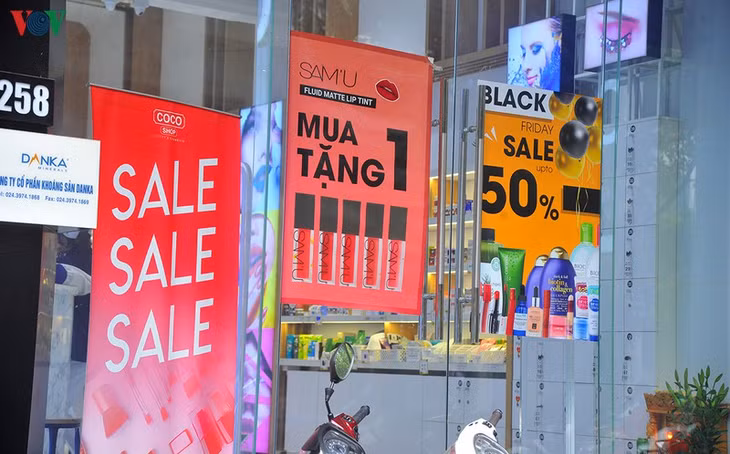 Giảm giá “kịch sàn”, dân buôn vẫn lãi dịp Black Friday. (Ảnh: Huy Phương/VOV.VN)