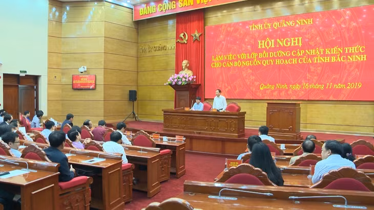 Đồng chí Đặng Huy Hậu, Phó Chủ tịch thường trực UBND tỉnh phát biểu tại buổi làm việc