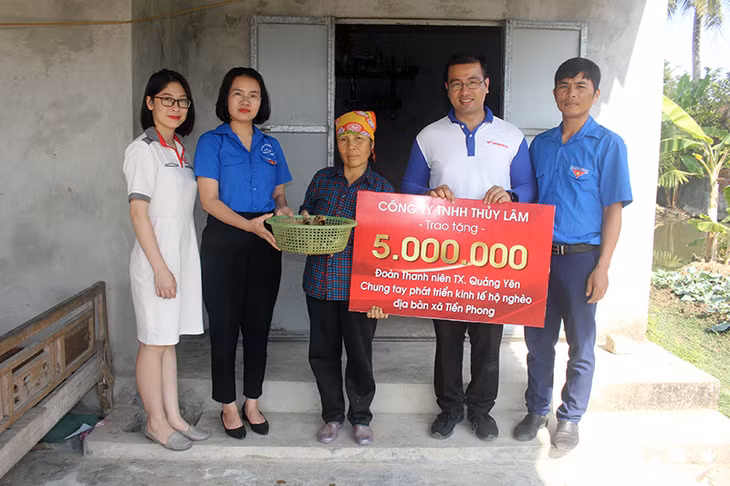 Công ty TNHH Honda Thủy Lâm trao tặng gia đình bà Vũ Thị Hậu, thôn 2, Tiền Phong 100 con gà giống và kinh phí thức ăn chăn nuôi
