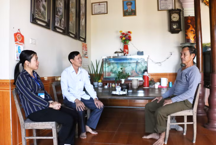Cán bộ xã Hiệp Hòa và thôn 7 tuyên truyền đến người dân về Đại hội Đảng các cấp.