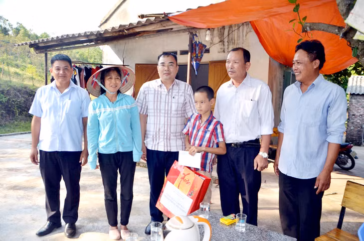 Lãnh đạo Phòng LĐTBXH TP Móng Cái trao tặng quà và tiền hỗ trợ 