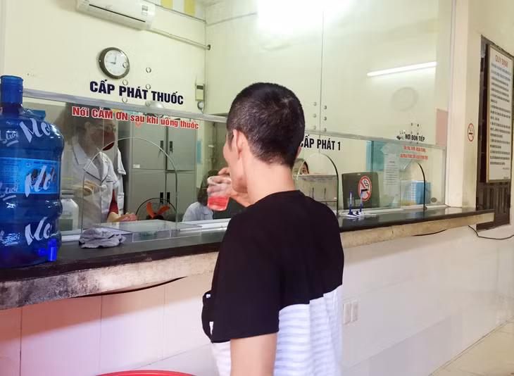 Bệnh nhân nhận thuốc uống tại Cơ sở điều trị Methadone TP Cẩm Phả. Tháng 11/2019.
