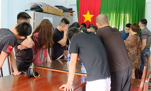 Nhóm người sử dụng ma tuý, bị đưa về trụ sở Công an TP Vũng Tàu. Ảnh: Quang Bình.