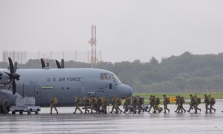 Binh sĩ Mỹ và Nhật Bản tham gia huấn luyện nhảy dù tại căn cứ không quân Yokota, Nhật Bản ngày 16/7. Ảnh: US Air Force.