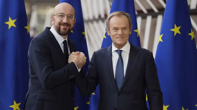 Chủ tịch mãn nhiệm Donald Tusk (phải) và người kế nhiệm Charles Michel. Ảnh: RTE