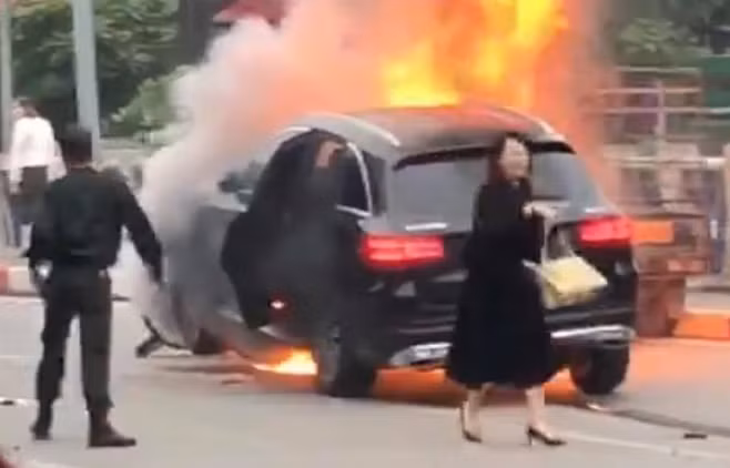 Ôtô bốc cháy sau khi đâm vào ba xe máy. Ảnh cắt từ video.