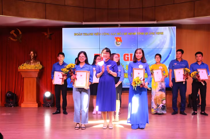 Ban Tổ chức Hội thi trao giải Nhì cho các thí sinh tham gia. 