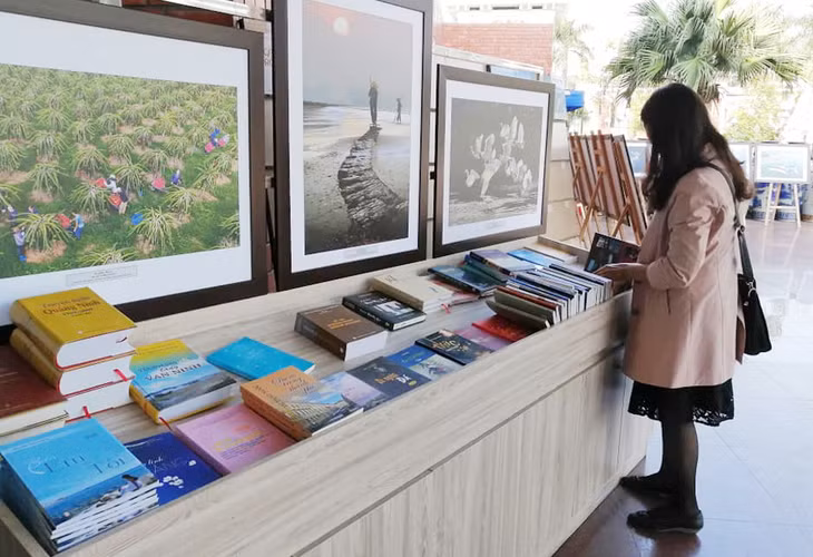 Đại biểu xem các tác phẩm được trưng bày.