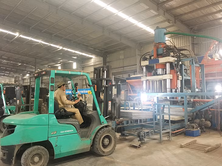 Dây chuyền hiện đại của nhà máy gạch không nung Thanh Tuyền giảm thiểu tối đa điện nắng tiêu hao.