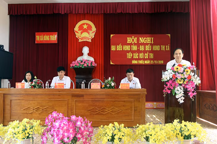 Đồng chí Đặng Huy Hậu, Uỷ viên BTV Tỉnh ủy, Phó Chủ tịch Thường trực UBND tỉnh, đại biểu HĐND tỉnh đã ghi nhận những ý kiến tâm huyết, trách nhiệm của các cử tri