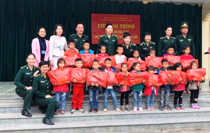 Phụ nữ BĐBP tặng quà cho học sinh trường TH&THCS Bắc Sơn, Móng Cái 