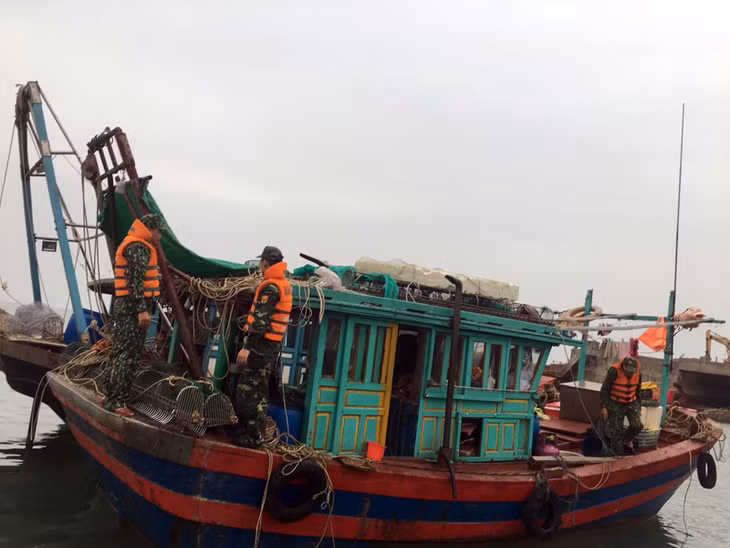 Tổ tuần tra kiểm soát Đồn Biên phòng Quảng Đức đã lập biên bản, xử lý 2 tàu khai thác thủy sản trái phép theo quy định của pháp luật.