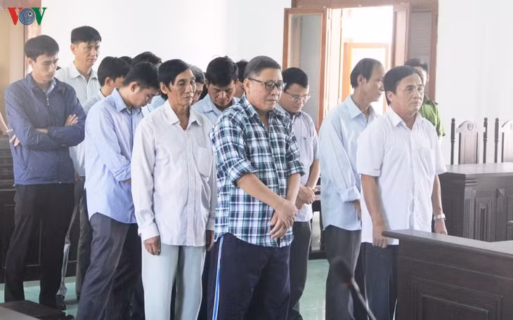 Các bị cáo nghe Tòa tuyên án.