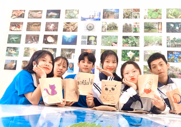Em Phạm Mạnh KhangTHPT Bạch Đằng, TX Quảng Yên) thích thú với những chiếc túi giấy handmade thân thiện với môi trường.